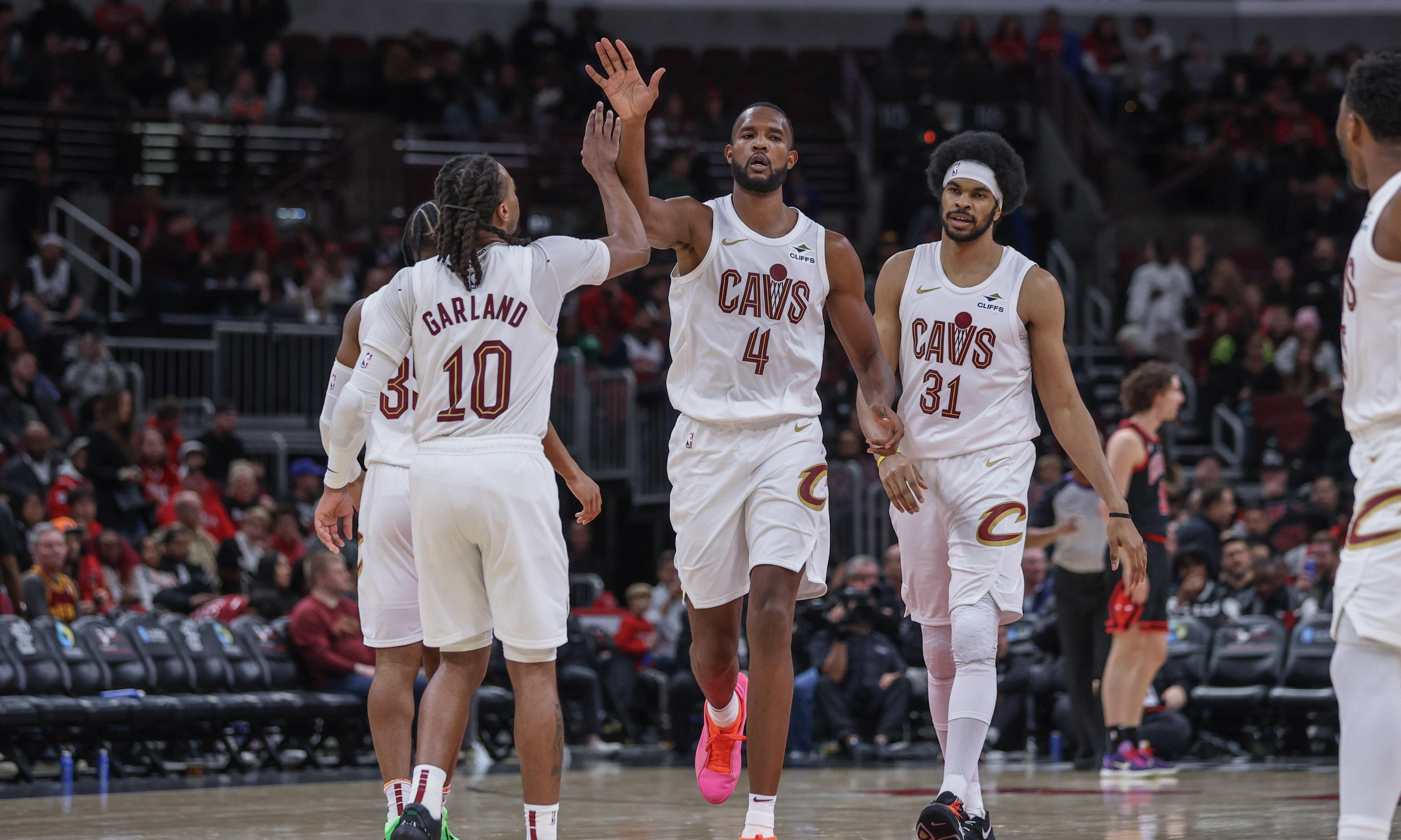 独行侠鏖战吉林队，米切尔惊艳四座