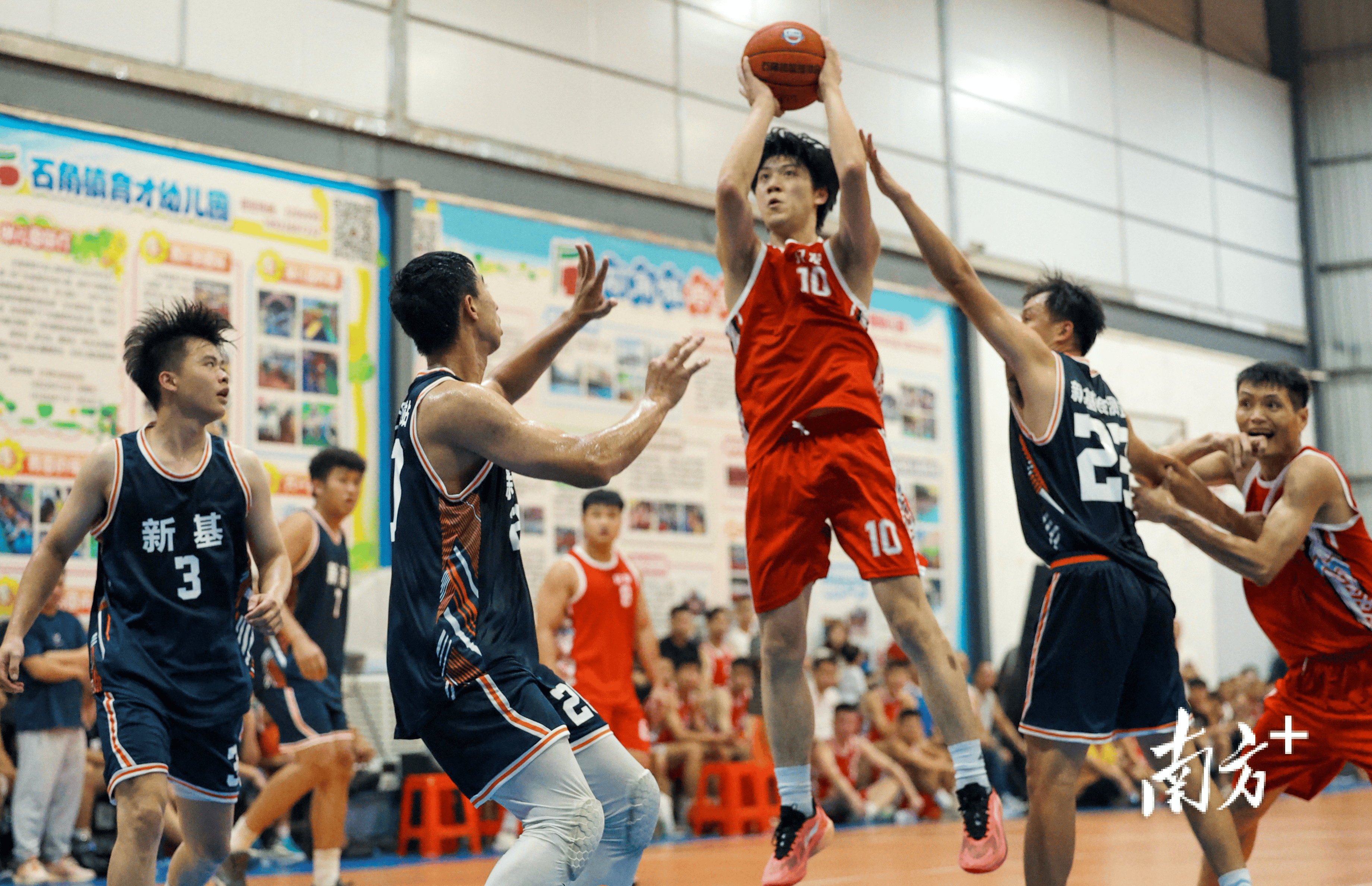 重庆篮球队在比赛中势不可挡
