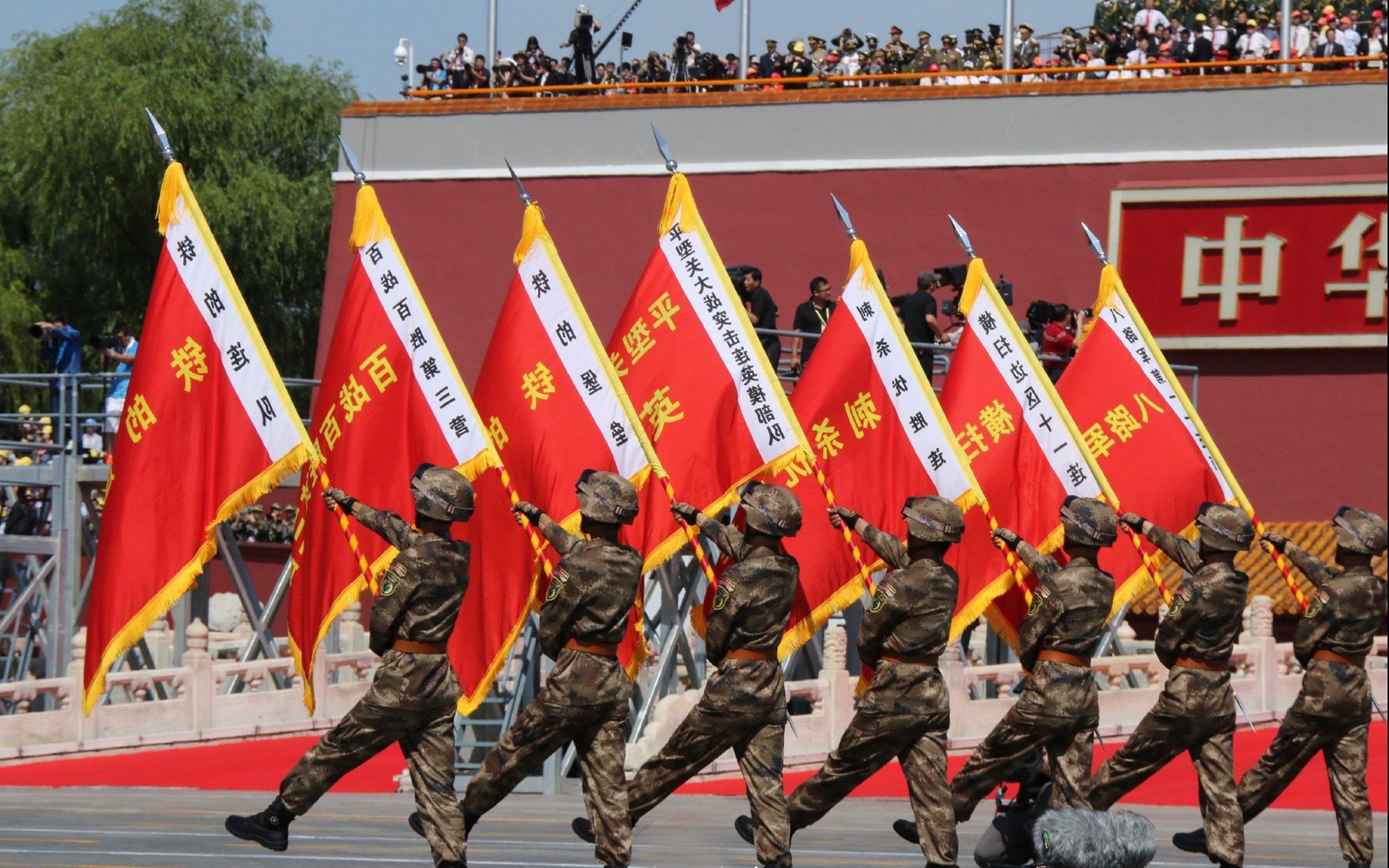 爱游戏-极速心跳与灼热意志，F1揭幕战之夜，布克扛起全队