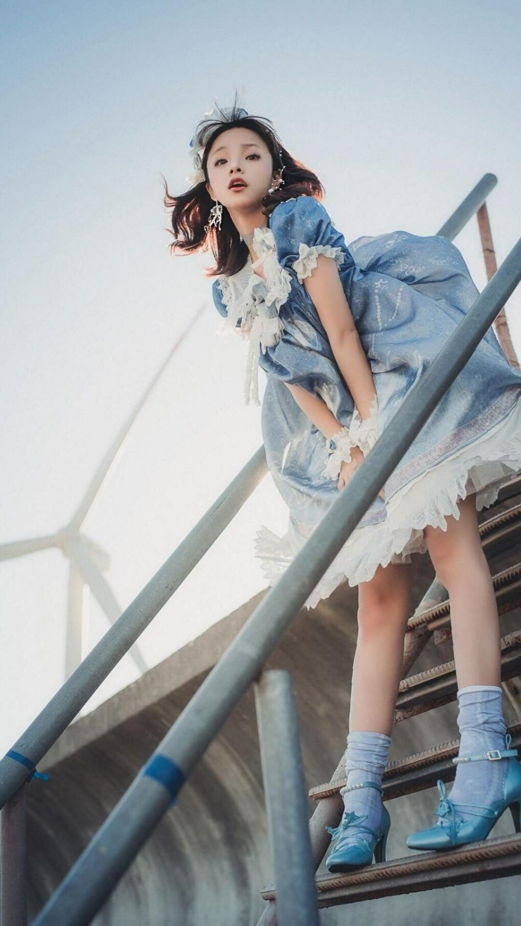 唯一性的瞬间，在德黑兰与巴塞罗那，两条轨道上交错的黎明