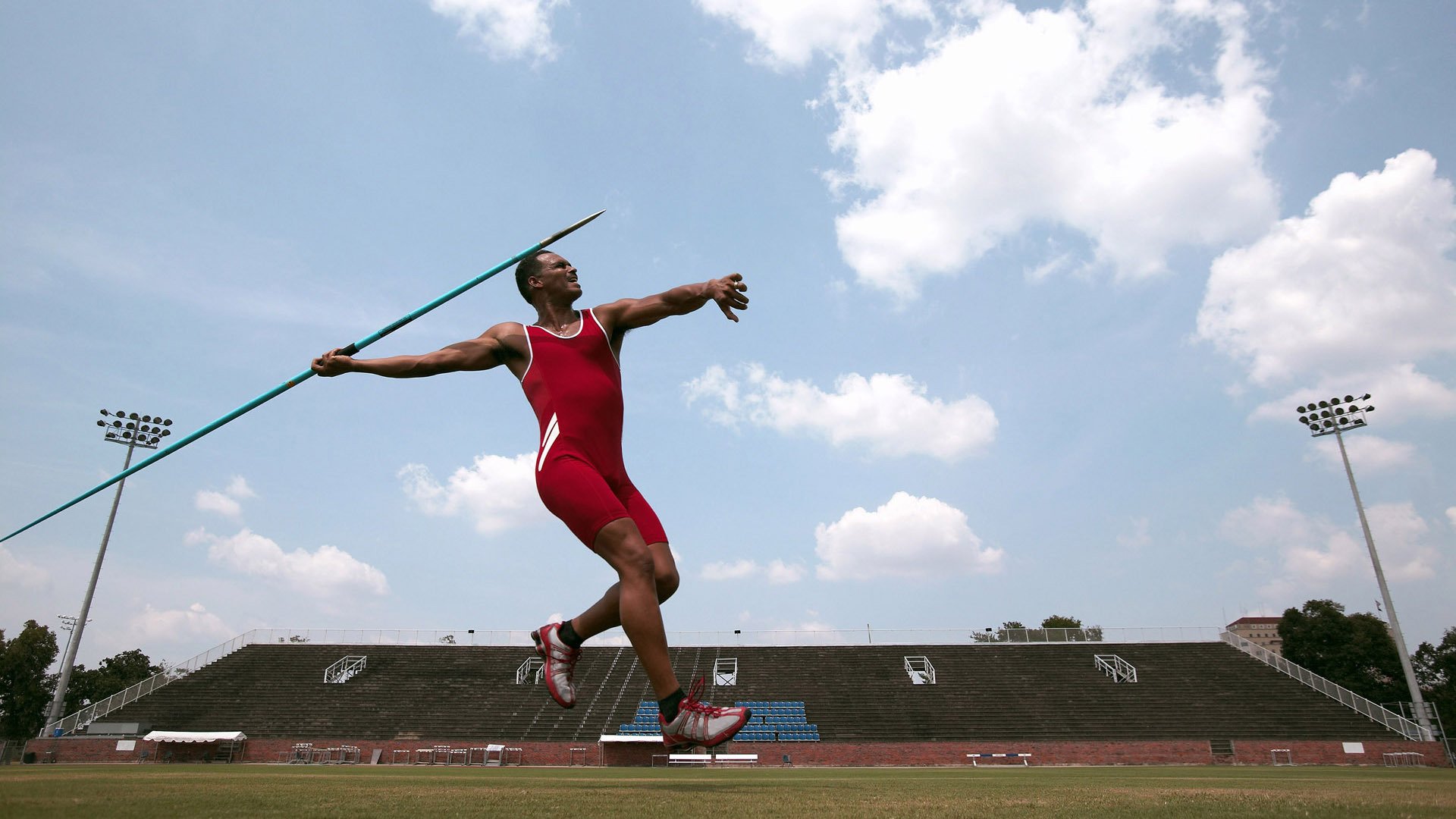 引擎与篮球齐鸣，当F1红幕在巴林拉起，恩比德已在费城投出定鼎一击